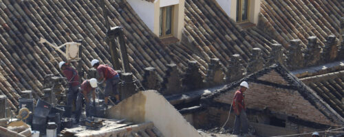 La Policía y técnicos inspeccionan los daños en las cubiertas de la Mezquita de Córdoba