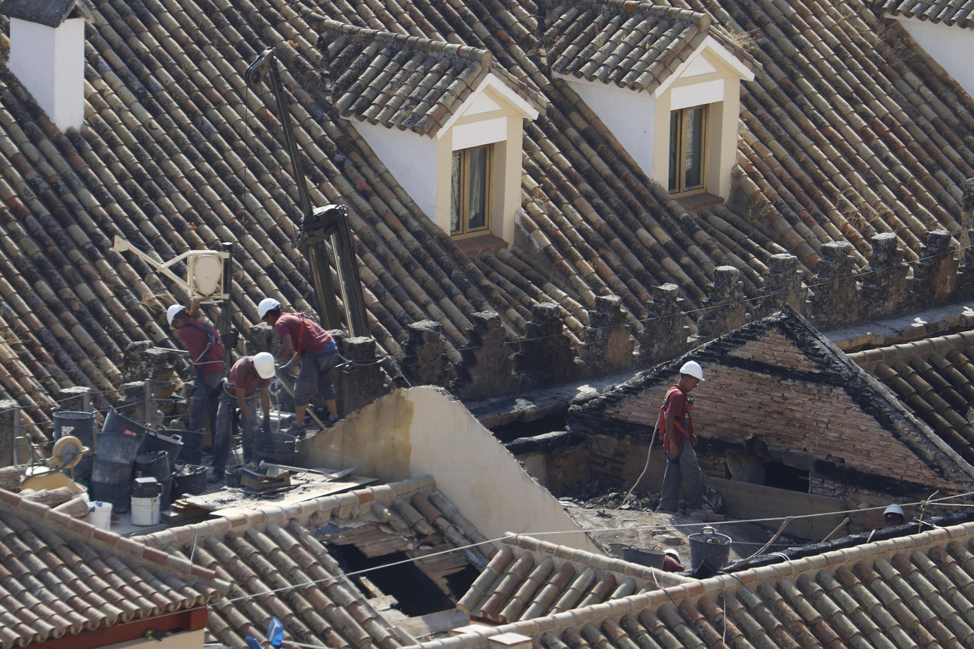 Lee más sobre el artículo La Policía y técnicos inspeccionan los daños en las cubiertas de la Mezquita de Córdoba