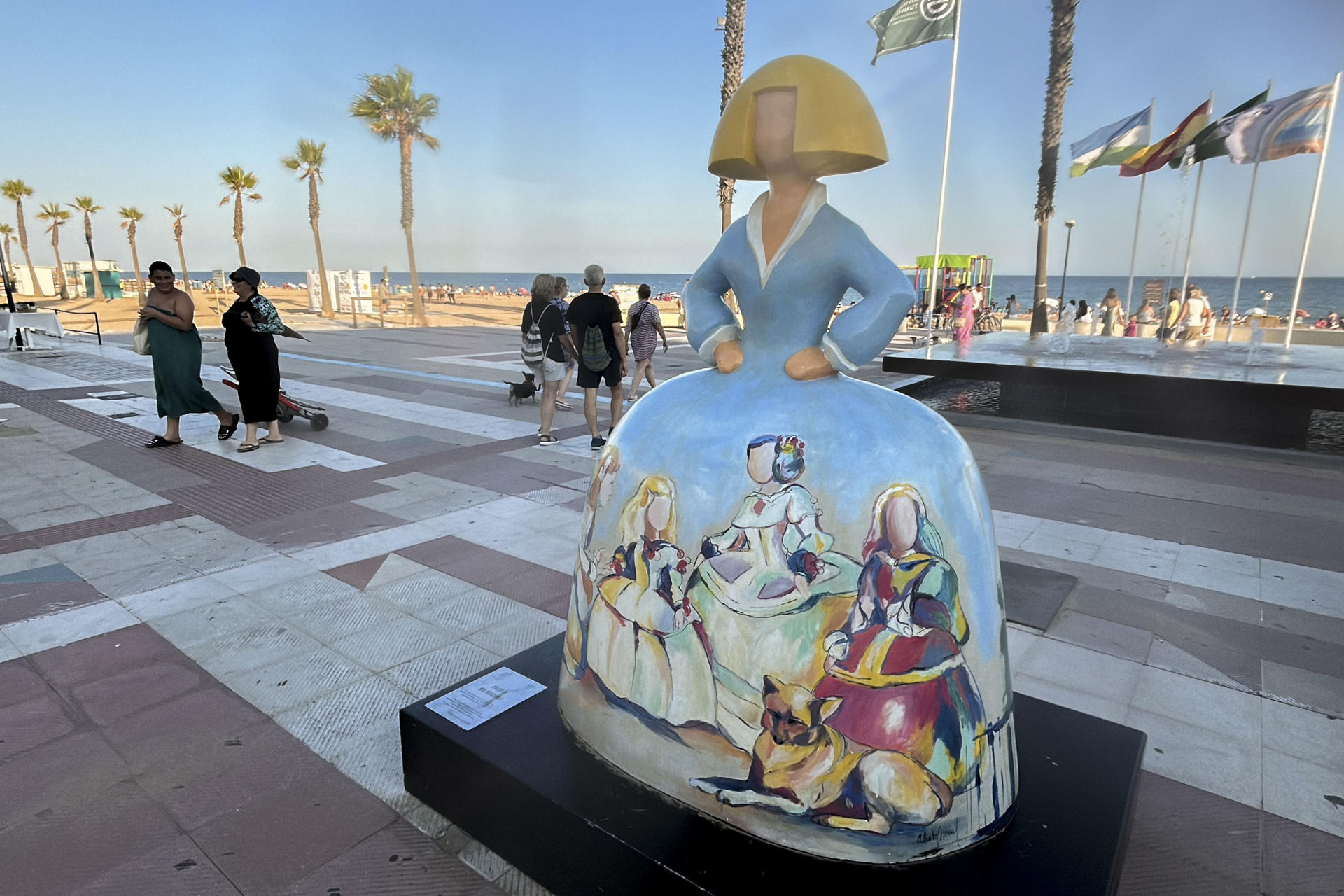 Lee más sobre el artículo La playa de La Concha en el Atlántico o una Menina entre bañistas: en Lepe es posible