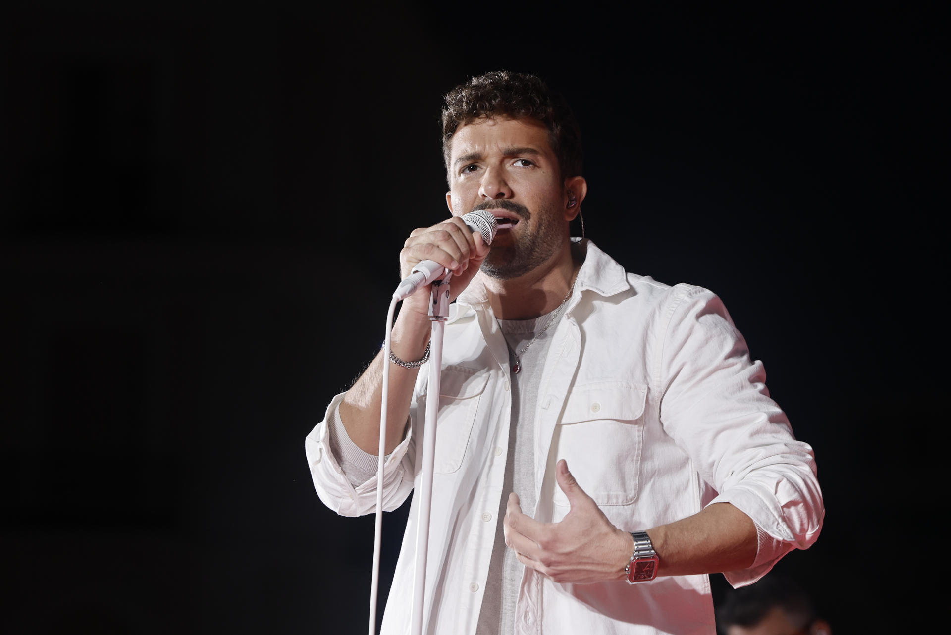 Lee más sobre el artículo Pablo Alborán estrena su ‘KM 0’ en un abarrotado kilómetro 0 de Madrid