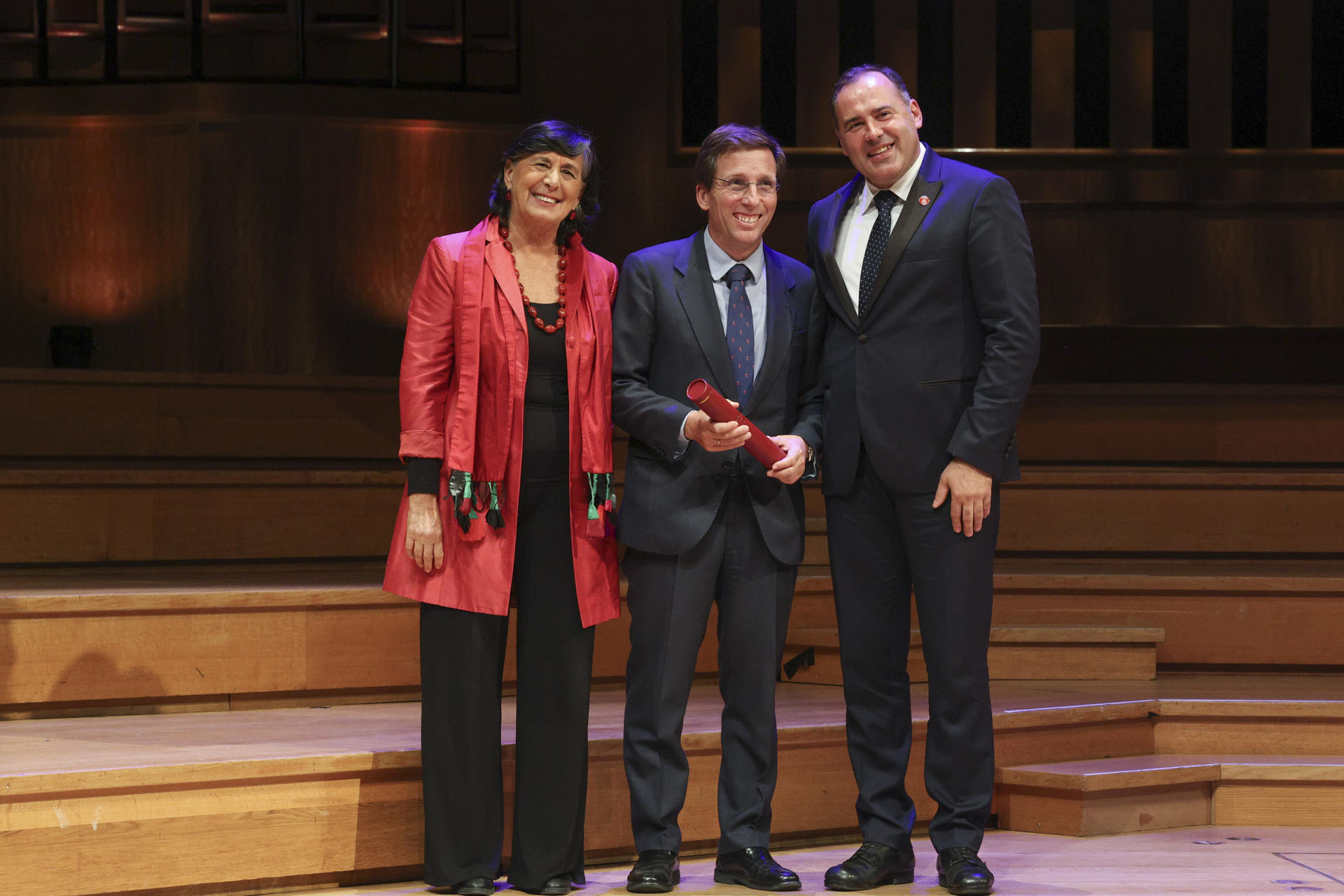 Lee más sobre el artículo Almeida recoge un doble premio europeo por la restauración de la Puerta de Alcalá