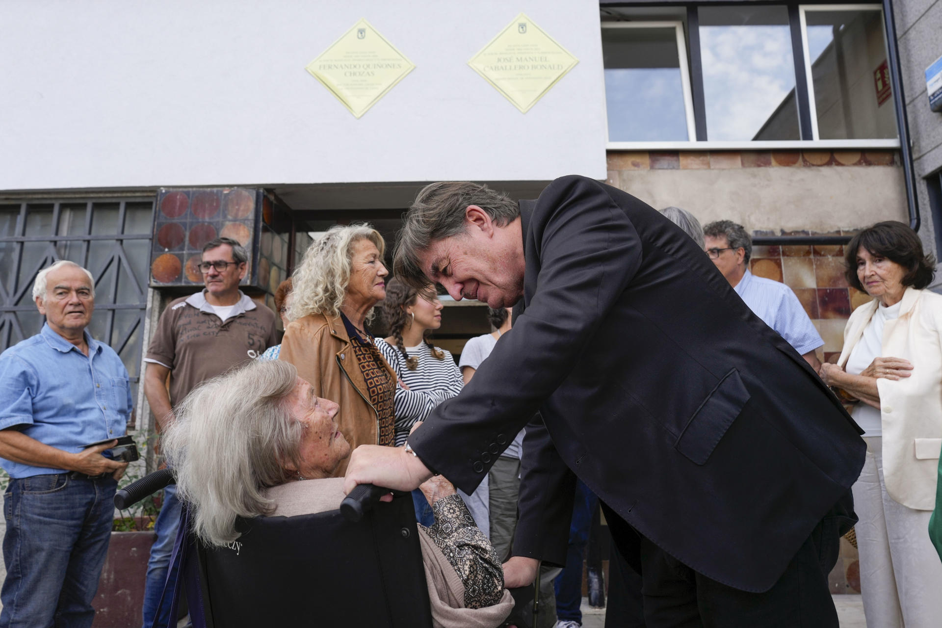 Lee más sobre el artículo Dos placas recuerdan a Caballero Bonald y Fernando Quiñones en su casa de Madrid