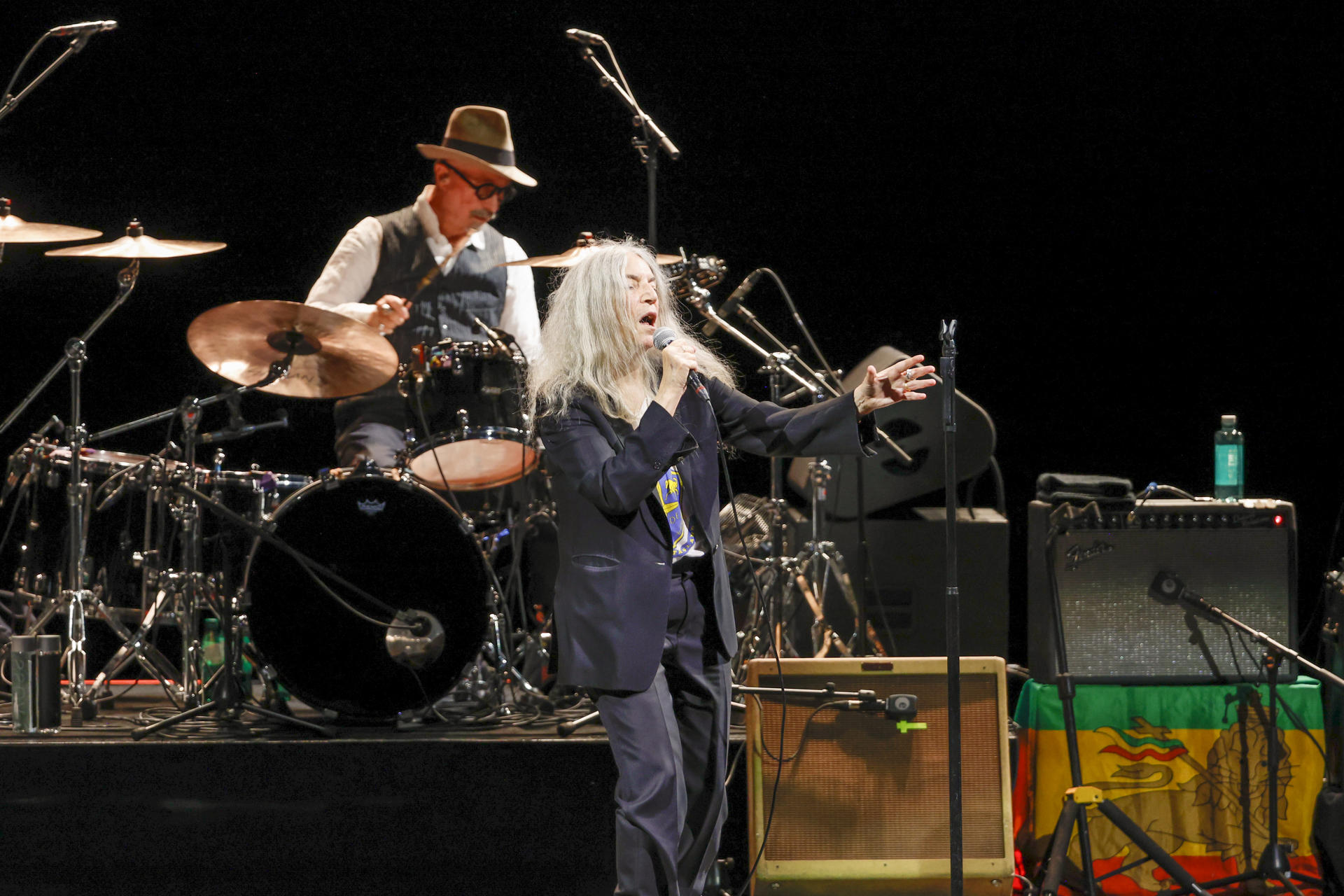 Lee más sobre el artículo Patti Smith libera sus caballos 50 años después y corren bravos por el Teatro Real