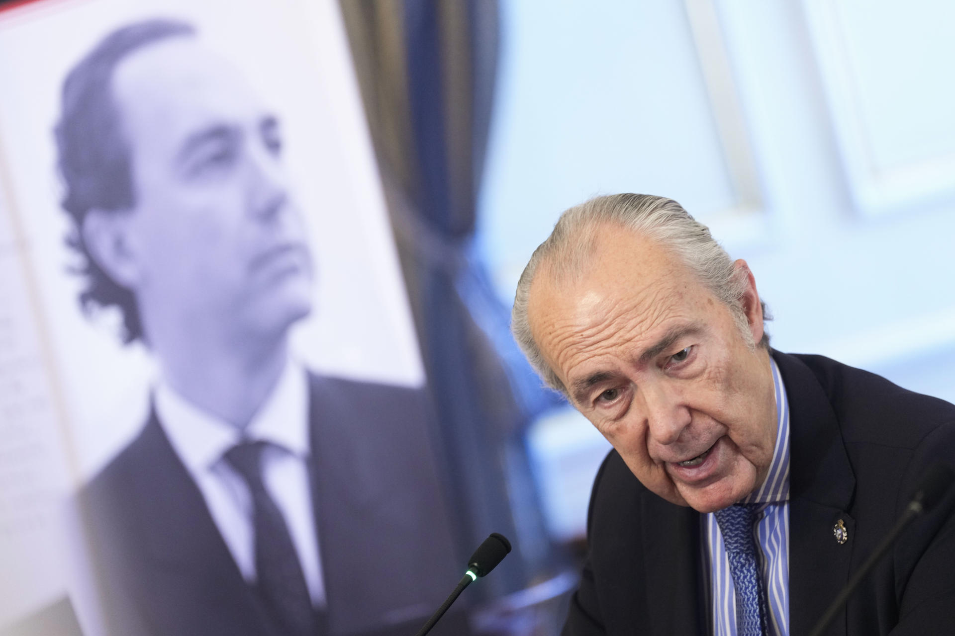 Lee más sobre el artículo Luis Alberto de Cuenca gana la segunda Antorcha de Honor a la Trayectoria Poética